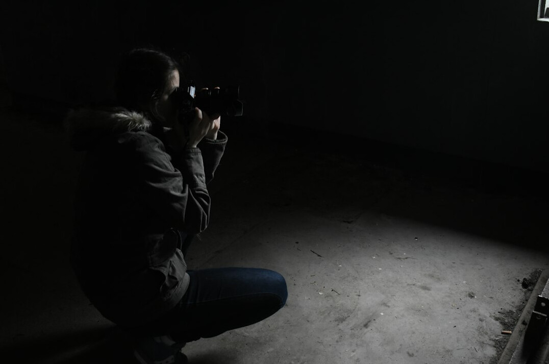 Monteuse vidéo travaillant sur une timeline multi-écrans dans un studio de post-production
