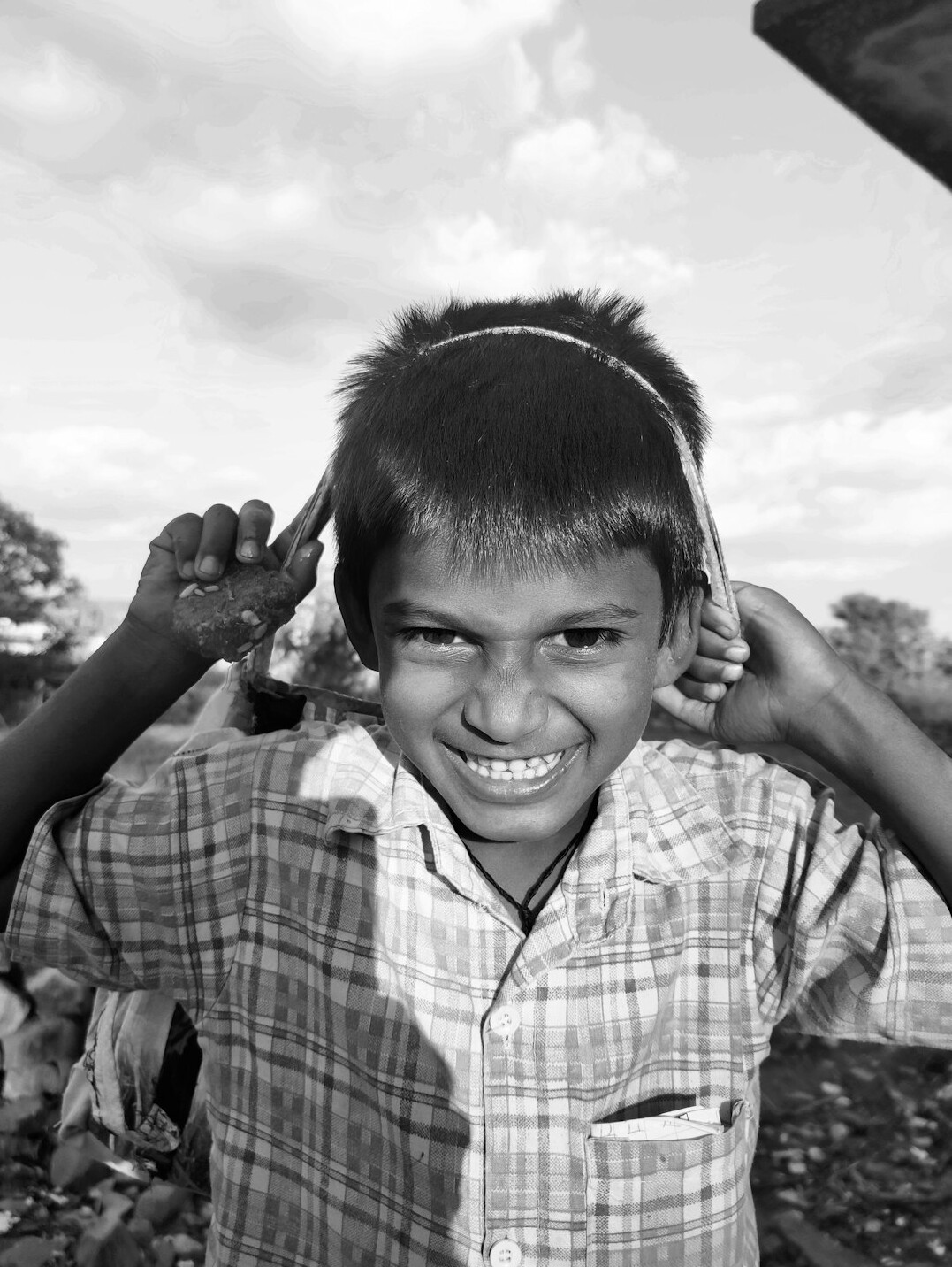 Portrait d'une ingénieure du son souriante avec un casque audio