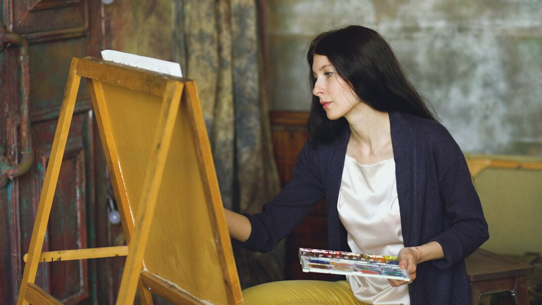 Portrait d'une rédactrice en chef suisse romande souriante dans un bureau