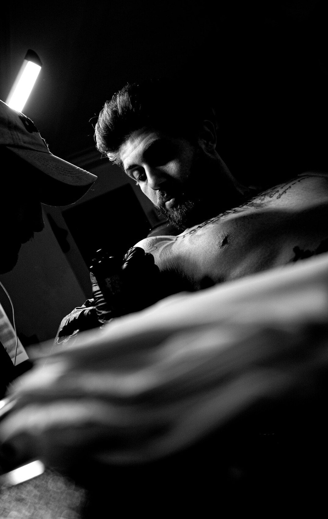 Portrait d'un réalisateur de documentaire barbu en studio